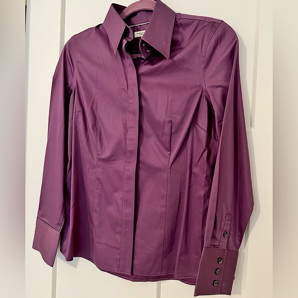 Banana Republic Non iron fitted long sleeve. Easy care, button front closure.